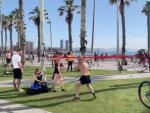 La playa de la Barceloneta llena de deportistas a&uacute;n en fase 0 de desconfinamiento.
