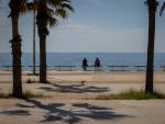 Dos personas en la playa del Bogatell, en Barcelona (Espa&ntilde;a), a 7 de mayo de 2020.
