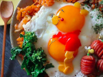 Un creativo plato de arroz con huevo en forma de Winnie the Pooh.