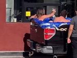 Un v&iacute;deo, que se ha hecho viral en redes sociales, muestra a dos hombres en la parte trasera de una furgoneta, que se ha convertido en una peque&ntilde;a piscina, comprando unos helados, en la ventanilla de pedidos para veh&iacute;culos de un hamburgueser&iacute;a.