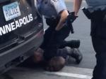 Captura de v&iacute;deo que muestra a un polic&iacute;a presionando con su rodilla el cuello del ciudadano afroamericano George Floyd mientras le detiene, en Mine&aacute;polis, EE UU.