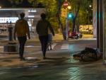 Una persona sin hogar durmiendo en la calle, cerca de la Estaci&oacute;n de Sants de Barcelona, durante la noche del recuento de personas sin techo organizada por la Fundaci&oacute; Arrels el pasado 14 de mayo del 2020, durante la epidemia del coronavirus.