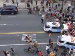 Dos coches de polic&iacute;a atropeyando a los manifestantes.