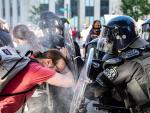 Polic&iacute;as empujan y roc&iacute;an con espray de pimienta a un manifestante en Washington D.C., durante las protestas por la muerte a manos de la polic&iacute;a del afroamericano George Floyd.