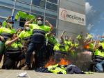 Los trabajadores de Acciona Facility Services empleados en la planta de la Zona Franca de Barcelona se concentran para protestar por el anuncio de Nissan de cerrar las plantas catalanas, una decisi&oacute;n que les afecta directamente
