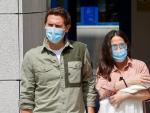 Mal&uacute; y Rivera, con su hija saliendo del hospital.