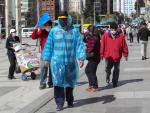 Varias personas con mascarillas por la pandemia del coronavirus, en La Paz (Bolivia).