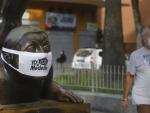 Una escultura de Fernando Botero cubierta con una mascarilla en Medell&iacute;n, Colombia, dentro de una campa&ntilde;a municipal para fomentar las precauciones ante la pandemia de COVID-19.