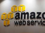 Logo de Amazon Web Services (AWS) en una feria de tecnolog&iacute;a de Tokio, Jap&oacute;n.