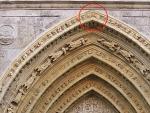 Detalle de la fachada de la Catedral de Palencia en la que se aprecian los dos aliens esculpidos en ella.