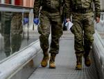 Dos militares caminando en una imagen de archivo.