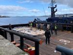 Agentes de la Polic&iacute;a Nacional custodian el alijo de 4,5 toneladas de droga apresadas en el puerto de Vigo / POLIC&Iacute;A NACIONAL