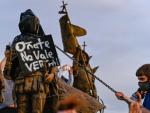 Manifestantes en una protesta contra la estatua de Juan de O&ntilde;ate en Albuquerque, en Nuevo M&eacute;xico (EE UU).