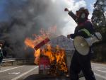 Vilalba. Trabajadores de Alcoa cortan la Autovia A8 a la altura de Vilalba en protesta contra el anuncio de la multinacional norteamericana de despedir a 534 empleados de la factoria de aluminio situada en San Cibrao, Lugo.