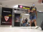 Varios pasajeros llegan al aeropuerto de Sevilla.