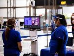 Personal m&eacute;dico controla en una pantalla la temperatura de los pasajeros por la pandemia del coronavirus, en el aeropuerto internacional Tom Bradley, en Los &Aacute;ngeles (EE UU).