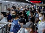 Pasajeros con mascarillas por la pandemia del coronavirus, en una estaci&oacute;n de metro de Sao Paulo (Brasil).