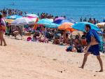 Decenas de personas disfrutan este fin de semana de la playa del 'Barrio de pescadores', en Lepe (Huelva), donde se ha originado un brote de coronavirus.
