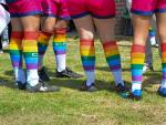 Detalles de las medias arco&iacute;ris de algunos de los jugadores del equipo de rugby Ciervos Pampas, durante un partido jugado el D&iacute;a del Orgullo Gay, en Buenos Aires (Argentina).