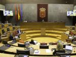 Mesa y Junta de Portavoces del Parlamento de Navarra en el sal&oacute;n de plenos para guardia distancia entre sus miembros como consecuencia del coronavirus.