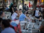 Varias personas disfrutan en la terraza de un bar durante el segundo d&iacute;a de la reapertura al p&uacute;blico de las terrazas al aire libre. En Barcelona, Catalunya (Espa&ntilde;a) a 26 de mayo de 2020.