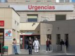 Varias personas protegidas con mascarilla se encuentran cerca de la puerta de Urgencias del Hospital Gregorio Mara&ntilde;&oacute;n (Madrid).