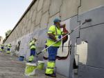 Varios operarios limpian grafitis durante el comienzo de la campaña de limpieza de grafitis en Calle 30, trabajos que durarán dos meses y que supondrán la eliminación de 30.000 m2 de pinturas vandálicas. En Madrid (España), a 1 de junio de 2020.