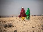 Dos mujeres caminan por una zona &aacute;rida de Somalilandia, en Somalia, donde la poblaci&oacute;n vive las consecuencias de una severa sequ&iacute;a desde 2016.