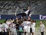 Los jugadores del Real Madrid mantean a su entrenador, el franc&eacute;s Zinedine Zidane, en la celebraci&oacute;n de la consecuci&oacute;n del t&iacute;tulo de liga tras su victoria ante el Villarreal en el partido de LaLiga que se disputa en el Estadio Alfredo Di Estefano en Madrid.