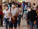 Personas con mascarillas por la pandemia del coronavirus, en Barranquilla, Colombia.