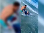 El oficial de polic&iacute;a de Cocoa Beach (Florida, EEUU), Adrian Kosicki, decidi&oacute; tirarse al mar para rescatar a un ni&ntilde;o del m&aacute;s que probable ataque de un tibur&oacute;n cuando &eacute;ste estaba practicando 'boogie-boarding'. &#8203; &#8203;El agente se encontraba paseando con su esposa en la orilla del mar y pudo atisbar como el escualo se acercaba peligrosamente al ni&ntilde;o, al que pudo arrastrar hacia la orilla y evitar males mayores.