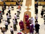 Un momento de la misa en la Sagrada Familia oficiada por el cardenal Juan Jos&eacute; Omella ayer a pesar de que el Procicat no dio la autorizaci&oacute;n al acto