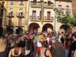 Diversas personas concentradas ante el Ayuntamiento Prades esta tarde en apoyo al joven amenazado por ser homosexual y drag-queen.