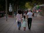 Dos padres con su hija paseando en Barcelona