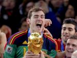 El 17 de julio de 2010, Casillas alarg&oacute; el brazo hasta tocar el cielo. Dos paradas del capit&aacute;n y el inolvidable gol de Iniesta, convert&iacute;an a Espa&ntilde;a en campeona del Mundial de f&uacute;tbol 2010.