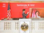 La presidenta de Banco Santander, Ana Bot&iacute;n, realizando el toque de campana virtual en NYSE.