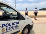 Una patrulla de la Polic&iacute;a Local de Calvi&agrave; en una de las playas del municipio.