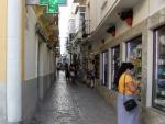 Una persona con mascarilla en las calles del centro de Tarifa
