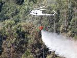 Un helic&oacute;ptero en el incendio forestal de Mondariz (Pontevedra)