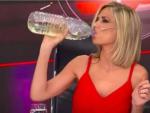 La presentadora Viviana Canosa bebiendo di&oacute;xido de cloro en directo.