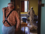 Un hombre espera a que desinfecten su habitaci&oacute;n en una residencia de mayores.