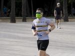 Imagen de archivo un hombre practicando running con mascarilla en Valencia.