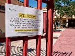 Cartel de aviso en una de las entradas al CEIP Comuneros de Castilla de &Aacute;vila.