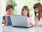 Ni&ntilde;os menores utilizando Internet ordenador redes sociales