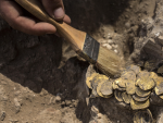 Las monedas de oro puro fueron encontradas enterradas dentro de una vasija de barro.