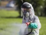 Un trabajador durante las labores de fumigaci&oacute;n contra los mosquitos causantes del virus del Nilo en Coria