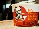 La campa&ntilde;a publicitaria de KFC generada por la crisis del coronavirus.