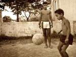 Ronaldinho, de ni&ntilde;o con una pelota