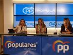 Las diputadas del PP en el Congreso Ana Mar&iacute;a Zurita, Paloma G&aacute;zquez y Alicia Garc&iacute;a durante una rueda de prensa en Oviedo
