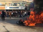 Una motocicleta en llamas, durante una protesta en Ir&aacute;n en noviembre de 2019.